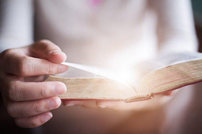 foto de uma pessoa lendo a bíblia