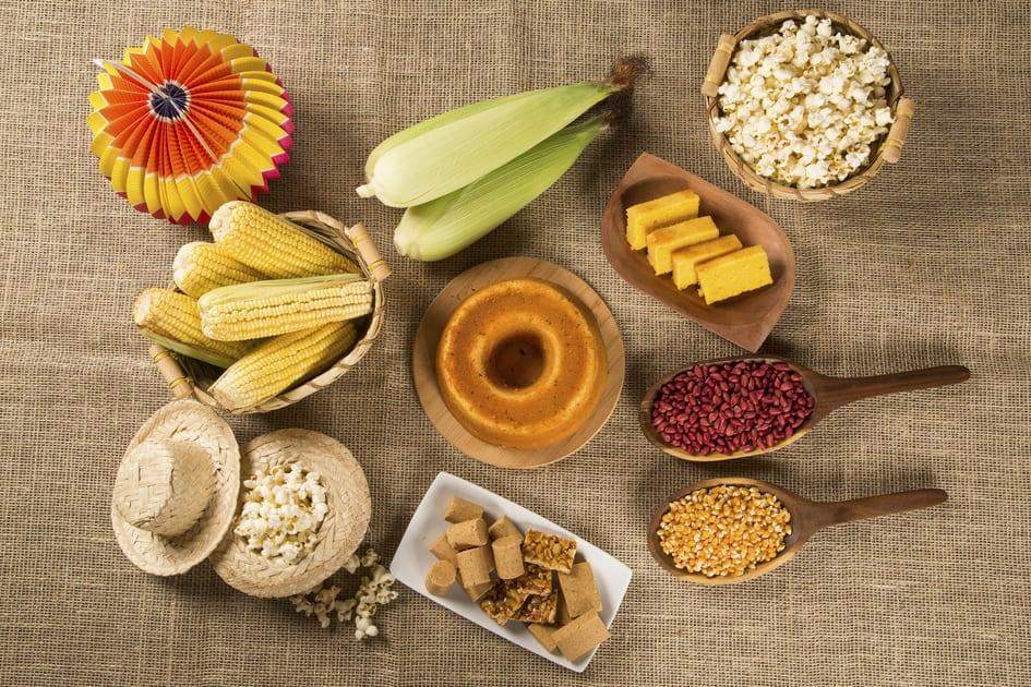 Diversos alimentos compostos por milho para ilustrar o tema benefícios do milho