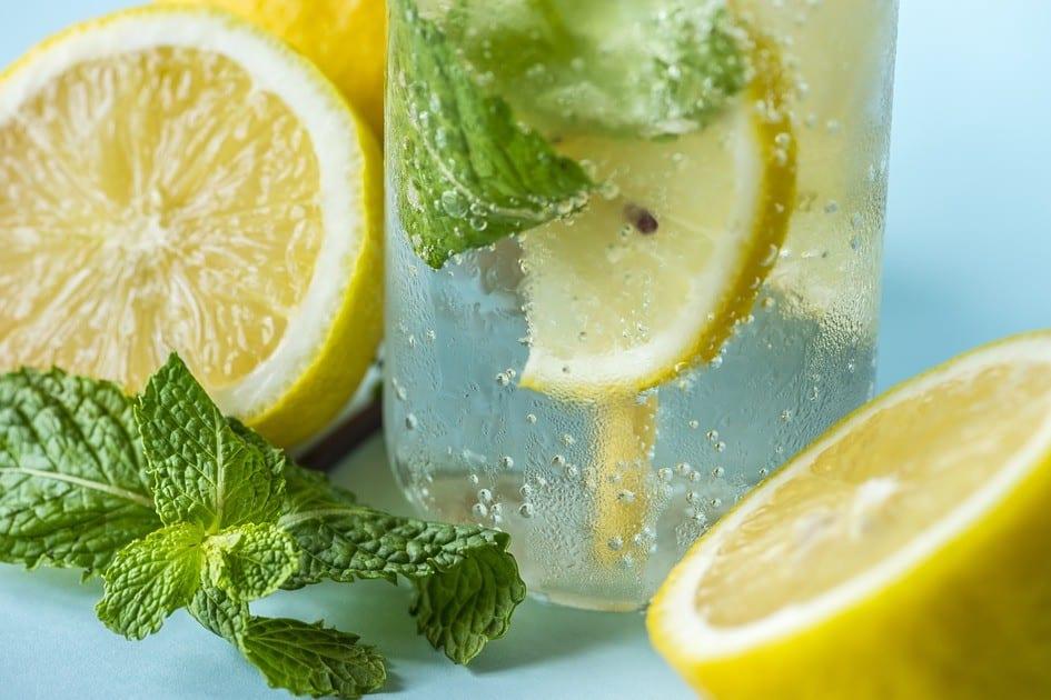 Água com limão emagrece: saiba quais combinações turbinam a dieta
