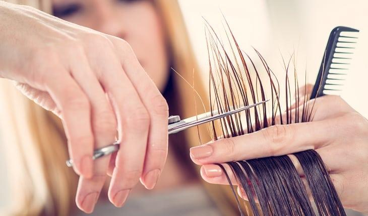 cabeleireira cortando as pontinhas do cabelo