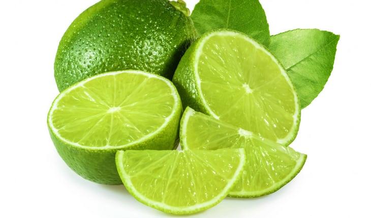 Limão verde cortado ao meio