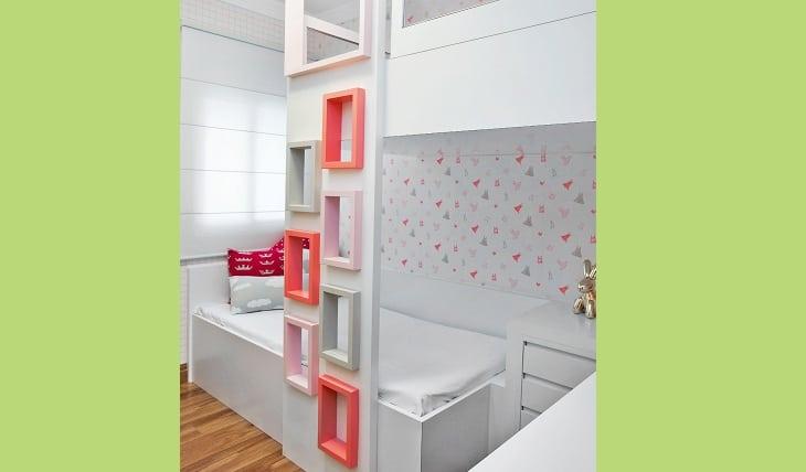 quarto pequeno para dois filhos beliche menina nichos coloridos rosa