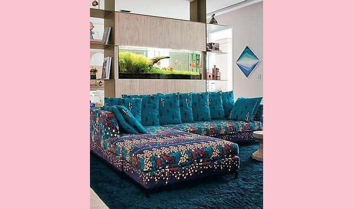 sofá estampado azul e roxo