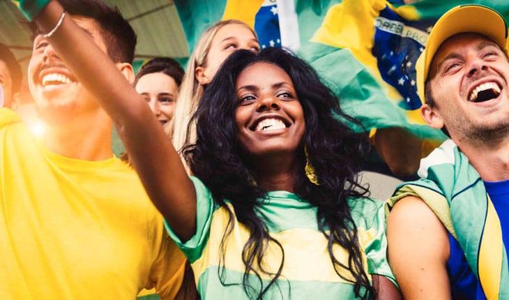 torcedora leonina comemorando no jogo do Brasil