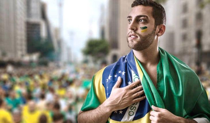 Homem segurando a bandeira do Brasil