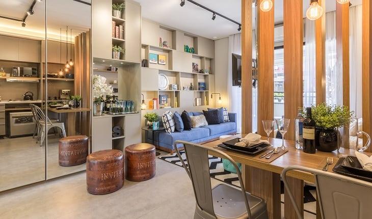 Foto de um apartamento pequeno, de ambientes integrados: cozinha, quarto e sala de estar juntos