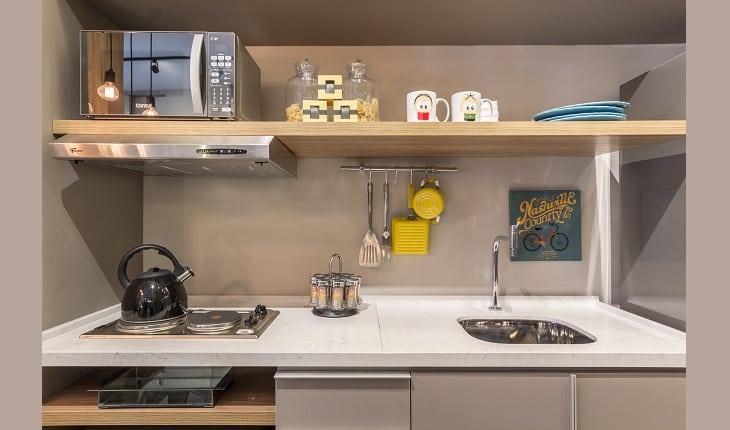 Foto da pia da cozinha, com cooktop, microondas, cafeteira