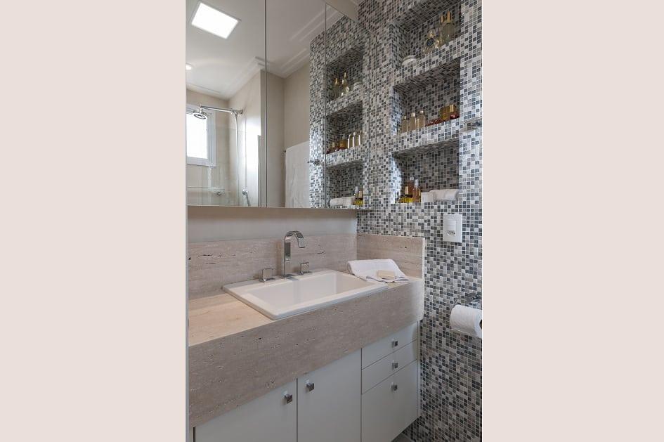banheiro com nichos em tons neutros