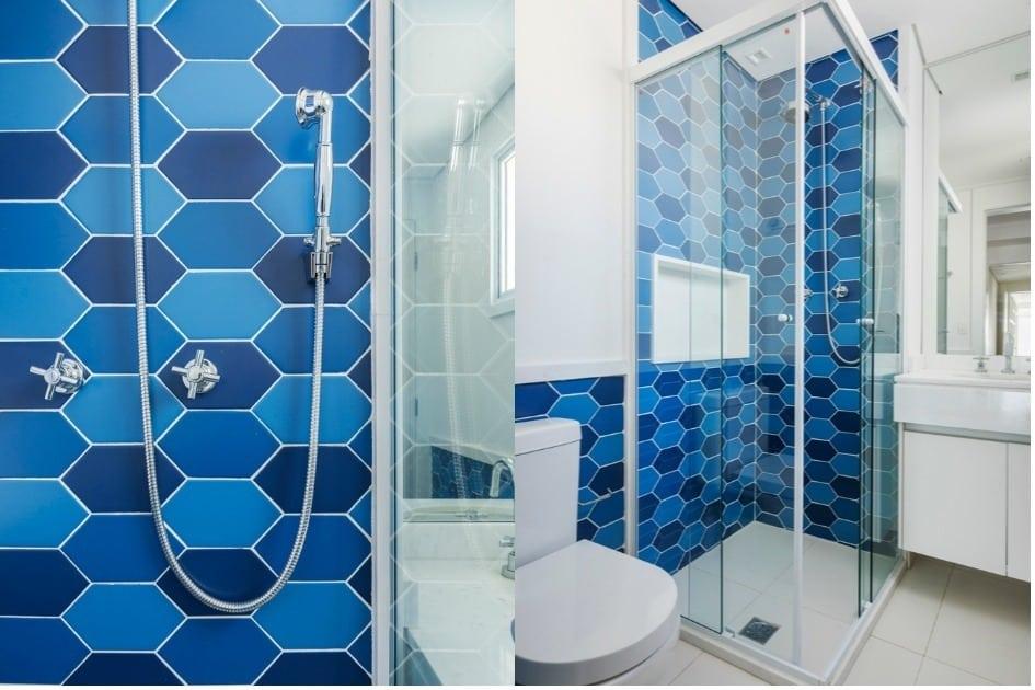duas imagens do banheiro com revestimento azul e hexagonal feito para criança