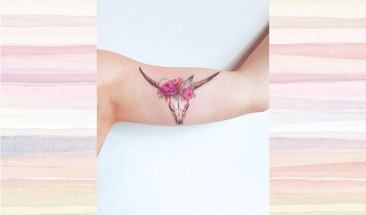 tatuagem com um touro de flores na cabeça