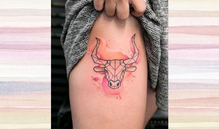 tatuagem com a cabeça de touro e fundo colorido de laranja e rosa