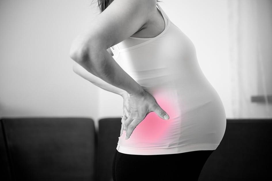 Entenda como amenizar dores nas costas durante a gravidez e porquê elas acontecem.