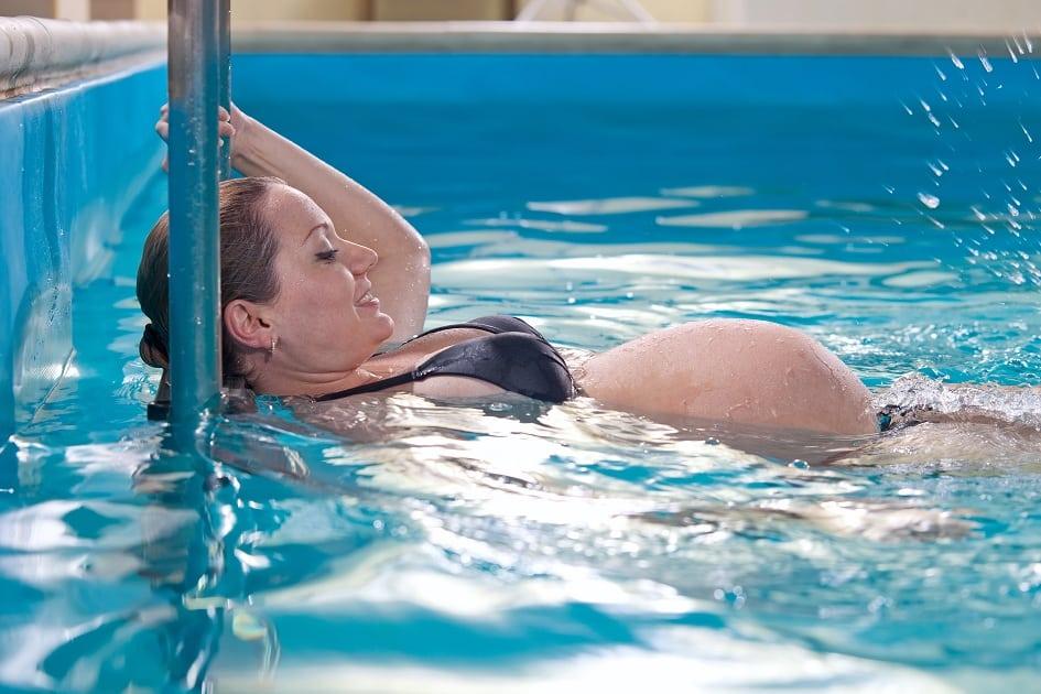 Como amenizar dores nas costas durante a gravidez: exercícios na água