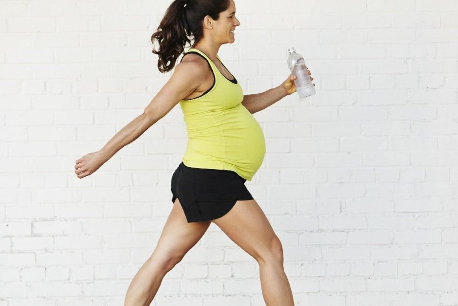 Como amenizar dores nas costas durante a gravidez: caminhada
