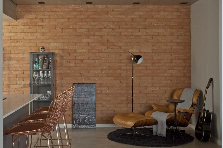 Para o efeito tijolinho, o brick da Lepri, aplicado na parede da entrada, contribui para a sensação de acolhimento no apê. 