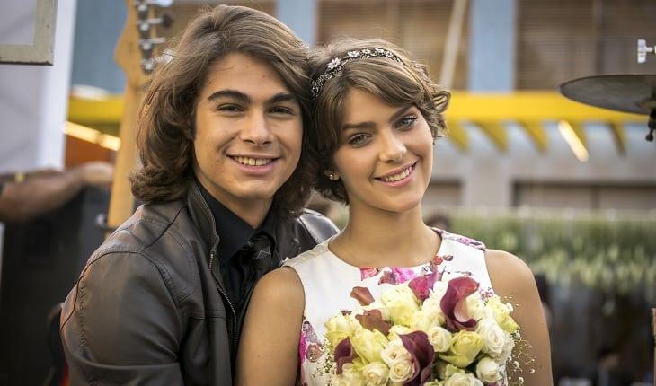 Casais de Malhação: Pedro e Karina. Foto posada dos dois lado a lado em um casamento, no qual a garota está com o buquê.