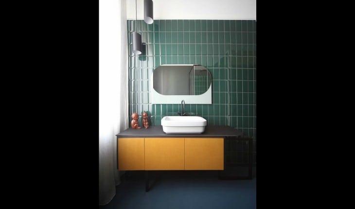 Inspire-se com 12 decorações criativas nos banheiros com azulejos coloridos