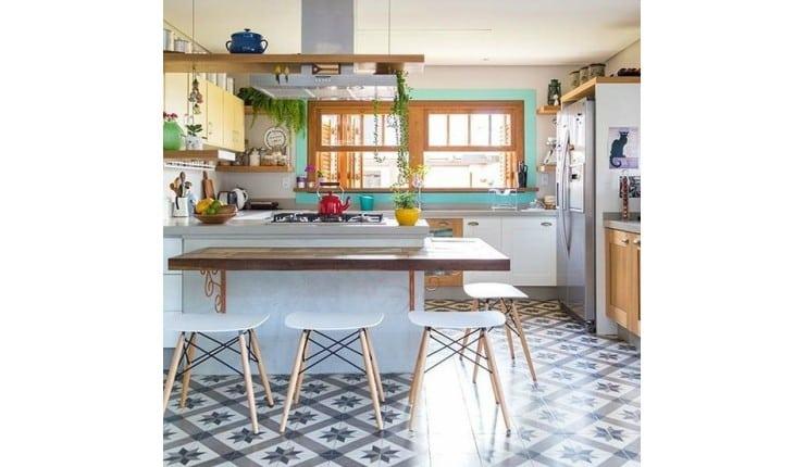 Pisos decorativos de cozinha: veja ideias para apostar nessa tendência na sua casa