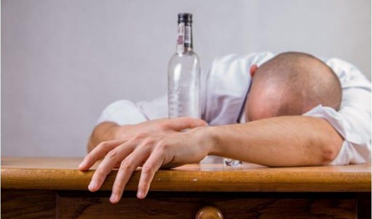 homem careca descansando com bebida