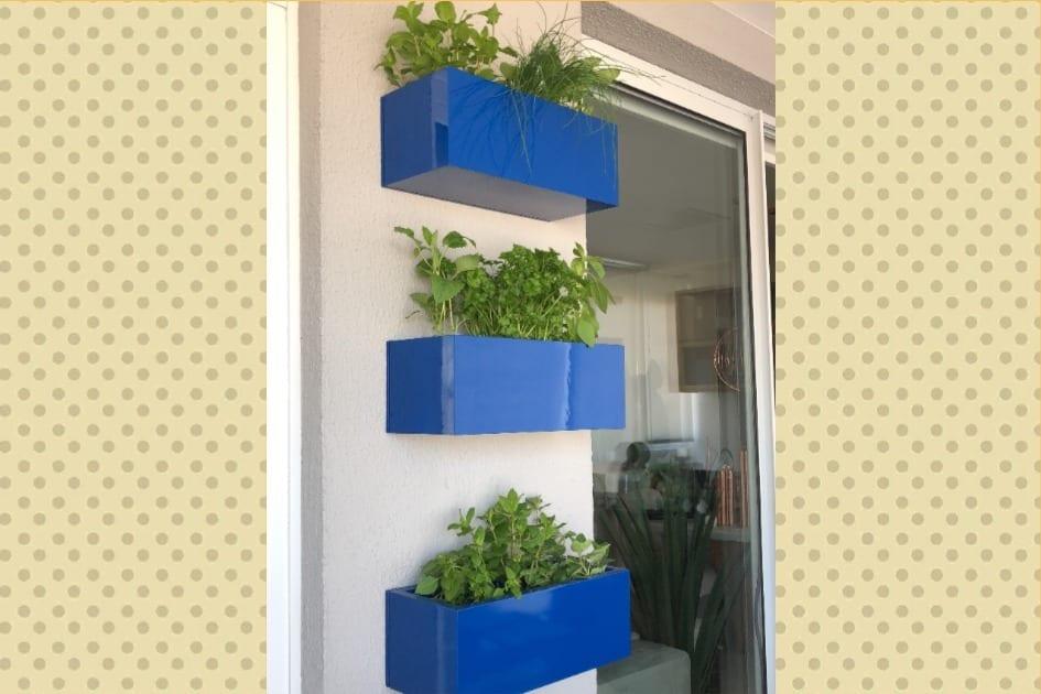 horta prática feita em caixotes azuis afixados à parede
