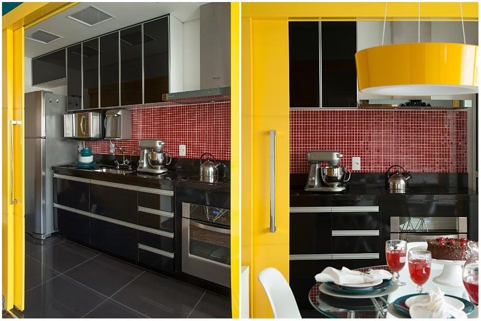 Montagem com duas fotos da cozinha. Ambas as fotos mostram os armários escuros da cozinha, em tom de preto, a bancada em tom de preto e a parede atrás da pia, revestido de pastilhas vermelhas. 