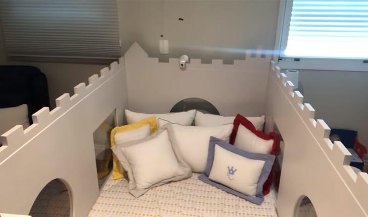 Almofadas na cama do teodoro