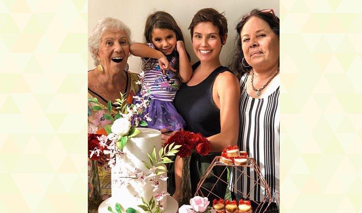 Deborah Secco com sua avó, mãe e filha no Dia das Mães