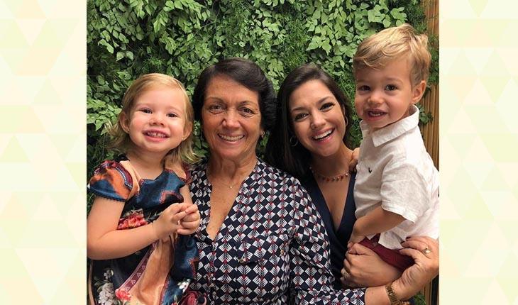 Thaís Fersoza com sua mãe e dois filhos no Dia das Mães