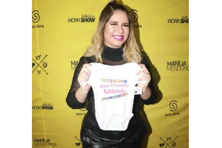 Bebê de Marília Mendonça ganha roupinha de Festa Junina; vem ver!