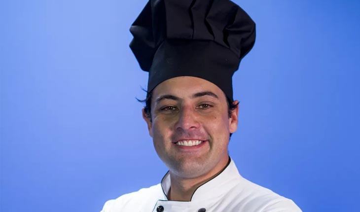 Bruno De Luca vestido de cozinheiro para participar do reality de culinária de Ana Maria Braga
