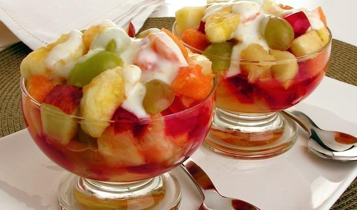 café da manhã saudável salada frutas iogurte
