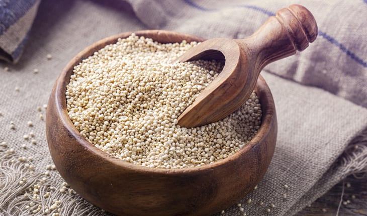 Foto de quinoa em uma vasilha de madeira