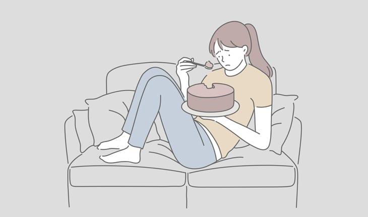 Ilustração de uma mulher sentada em um sofá e comendo bolo