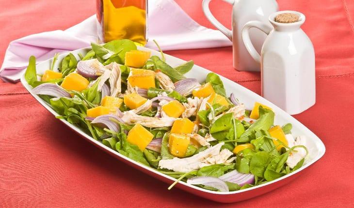 saladas diferentes tropical com frango e rúcula
