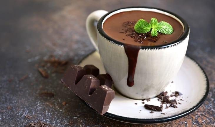como fazer chocolate quente com conhaque