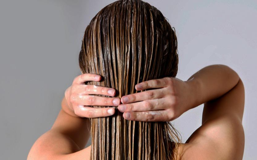 Conheça os mitos e verdades sobre o uso de condicionador nos cabelos