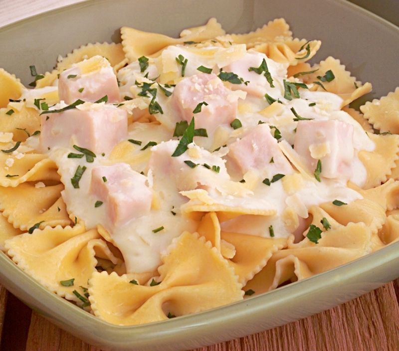 Pasta with white sauce and turkey breast