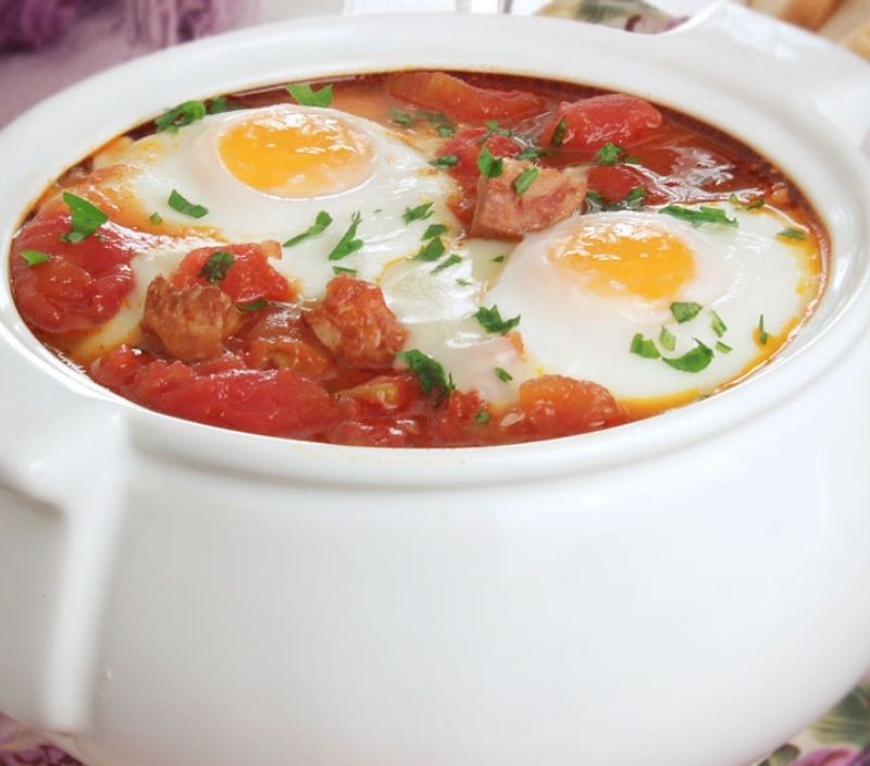 Sopa de tomate com ovos