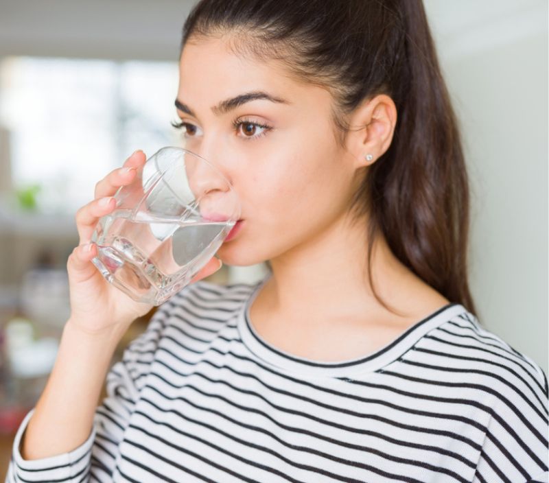 Beber pelo menos dois litros de água por dia também ajuda a hidratar a pele
