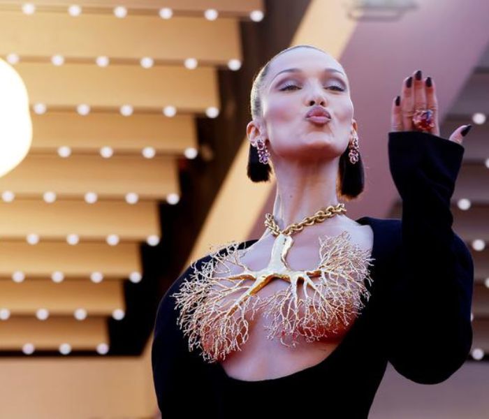 Bella Hadid usou uma joia corporal de pulmão para o Festival de Cannes