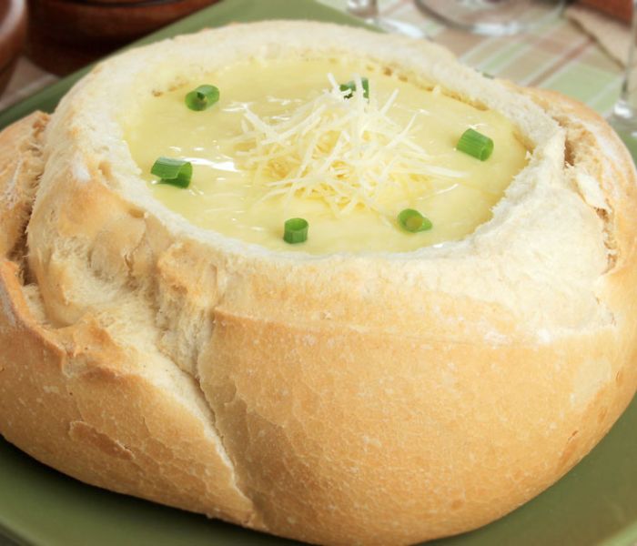 Caldo aos 4 queijos no pão italiano 