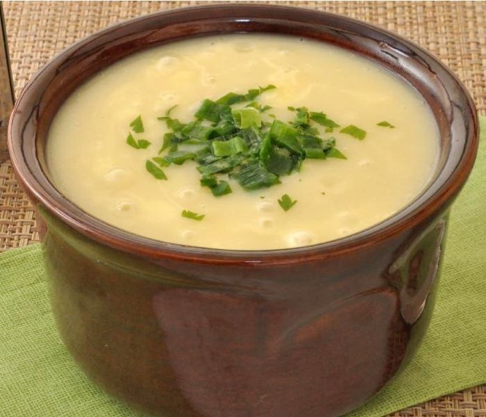 Caldo vegetariano de batata e queijo