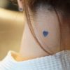 A tatuagem no pescoço pode ser feminina e delicada