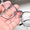 Saiba como limpar seus óculos de grau sem danificá-los