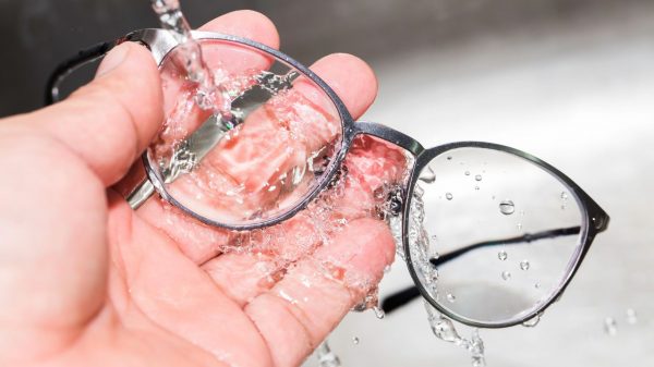 Saiba como limpar seus óculos de grau sem danificá-los