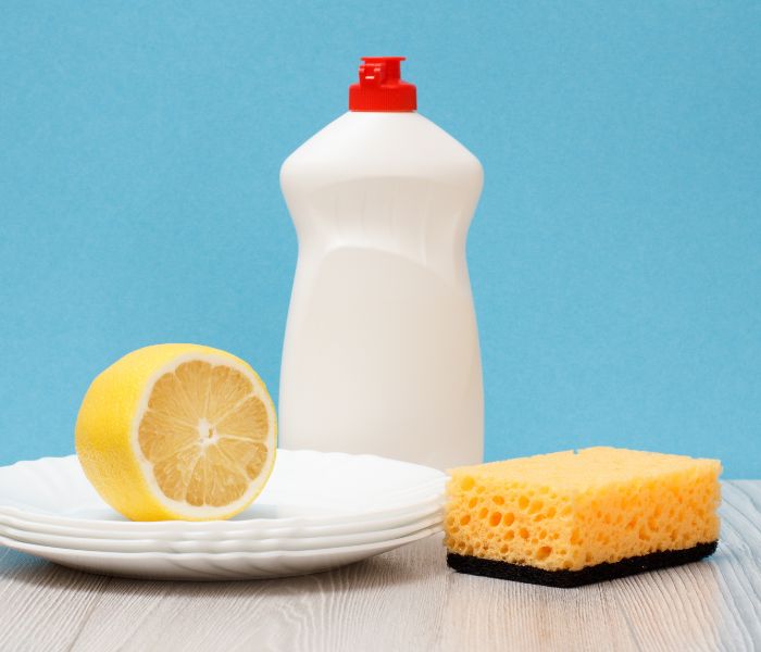 Usar limão é uma das dicas importantes para entender como limpar panela de inox 