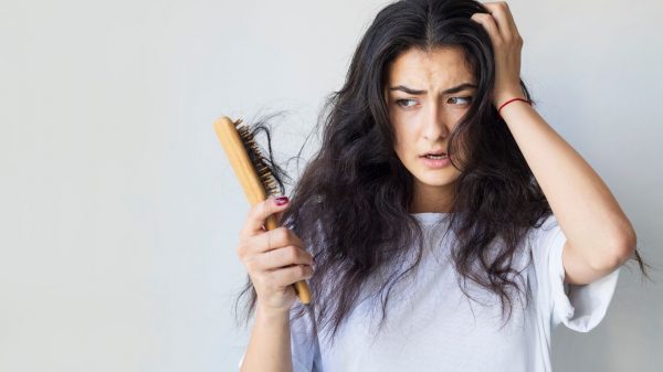 O excesso de oleosidade no cabelo aumenta o risco de queda