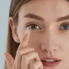 Aprenda como usar corretamente suas lentes de contato quando está maquiada
