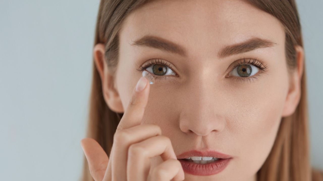 Aprenda como usar corretamente suas lentes de contato quando está maquiada
