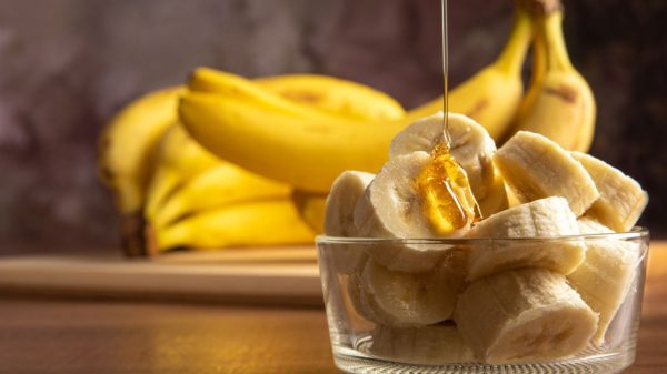 A banana e o mel são alimentos ricos em triptofano, aminoácido que ajuda na sensação de bem-estar